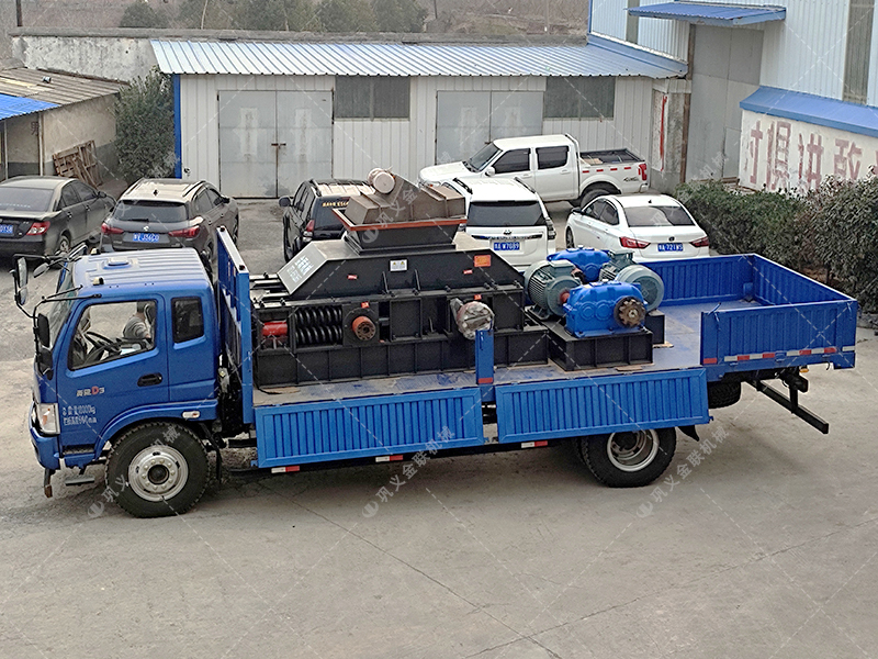 1000x700型全自動液壓對輥制砂機發(fā)貨 1000x700型全自動液壓對輥制砂機發(fā)貨