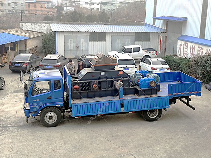 1000x700型全自動液壓對輥制砂機發(fā)貨 1000x700型全自動液壓對輥制砂機發(fā)貨