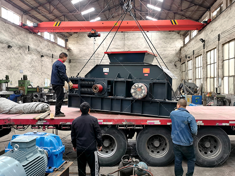 大型半自動液壓對輥破碎機發貨 破碎瓜米石