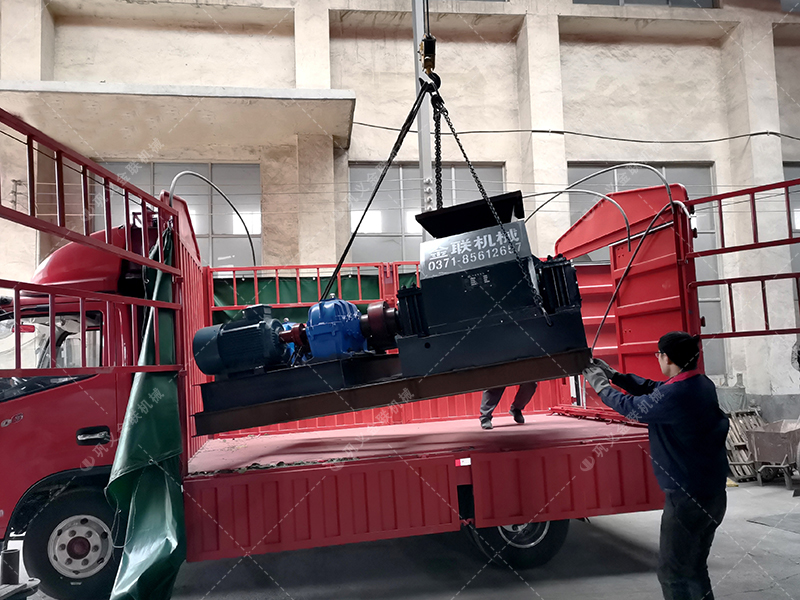 中型半自動(dòng)液壓對(duì)輥破碎機(jī)設(shè)備發(fā)貨 發(fā)往河南 中型半自動(dòng)液壓對(duì)輥破碎機(jī)設(shè)備發(fā)貨 發(fā)往河南