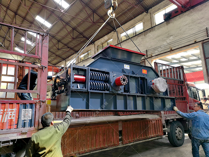 1000x700型直連式液壓對輥制砂機發(fā)貨圖片 1000x700型直連式液壓對輥制砂機發(fā)貨圖片