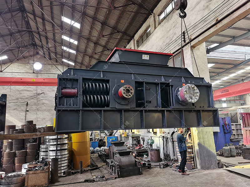 1500x1000型對輥制砂機(jī) 大型制砂機(jī)發(fā)往內(nèi)蒙古 1500x1000型對輥制砂機(jī) 大型制砂機(jī)發(fā)往內(nèi)蒙古