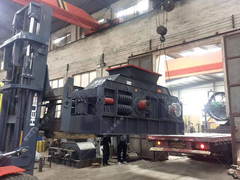 兩臺大型2PG1510鵝卵石破碎機設備發貨圖片