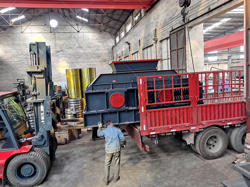 2PG1508半自動(dòng)液壓對(duì)輥制砂機(jī)發(fā)貨圖片