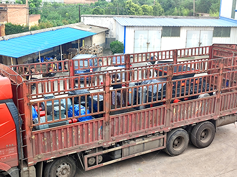 半自動2PG1200x800型液壓對輥破碎機發往四川