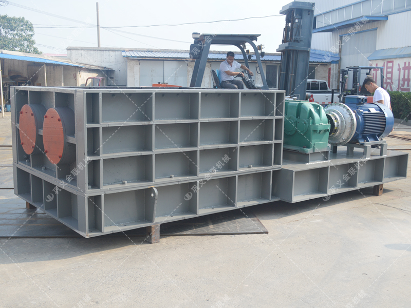 大型強力分級雙齒輥破碎機(jī)發(fā)往山東破碎煤矸石