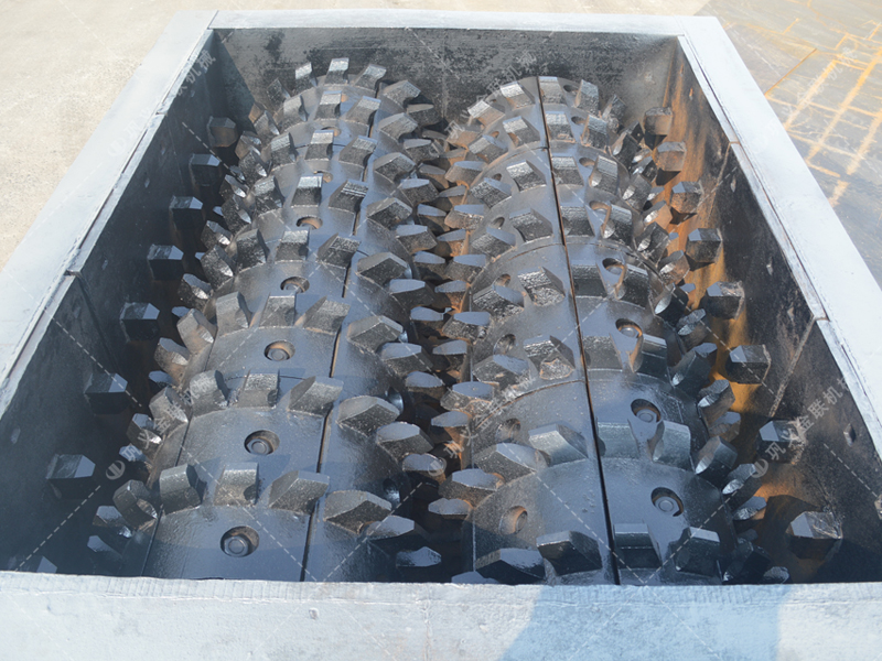 大型強力分級雙齒輥破碎機(jī)發(fā)往山東破碎煤矸石