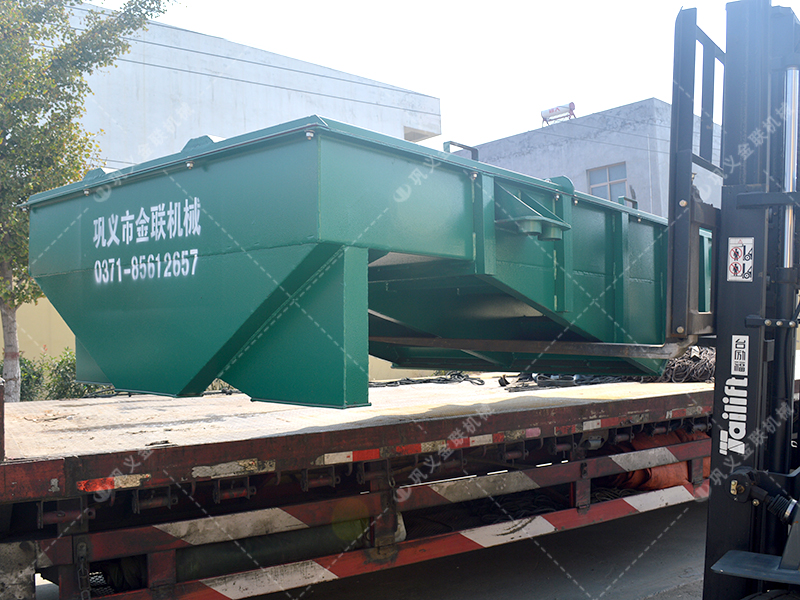 兩臺小型對輥破碎機和直線篩發貨圖片_發往江蘇南通_處理硅石 兩臺小型對輥破碎機和直線篩發貨圖片_發往江蘇南通_處理硅石