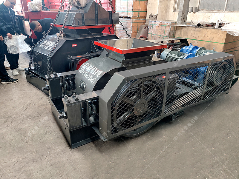 兩臺小型對輥破碎機(jī)發(fā)貨圖片_發(fā)往廣東廣西_破碎石英砂 兩臺小型對輥破碎機(jī)發(fā)貨圖片_發(fā)往廣東廣西_破碎石英砂