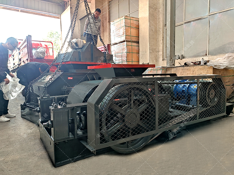 兩臺小型對輥破碎機(jī)發(fā)貨圖片_發(fā)往廣東廣西_破碎石英砂 兩臺小型對輥破碎機(jī)發(fā)貨圖片_發(fā)往廣東廣西_破碎石英砂